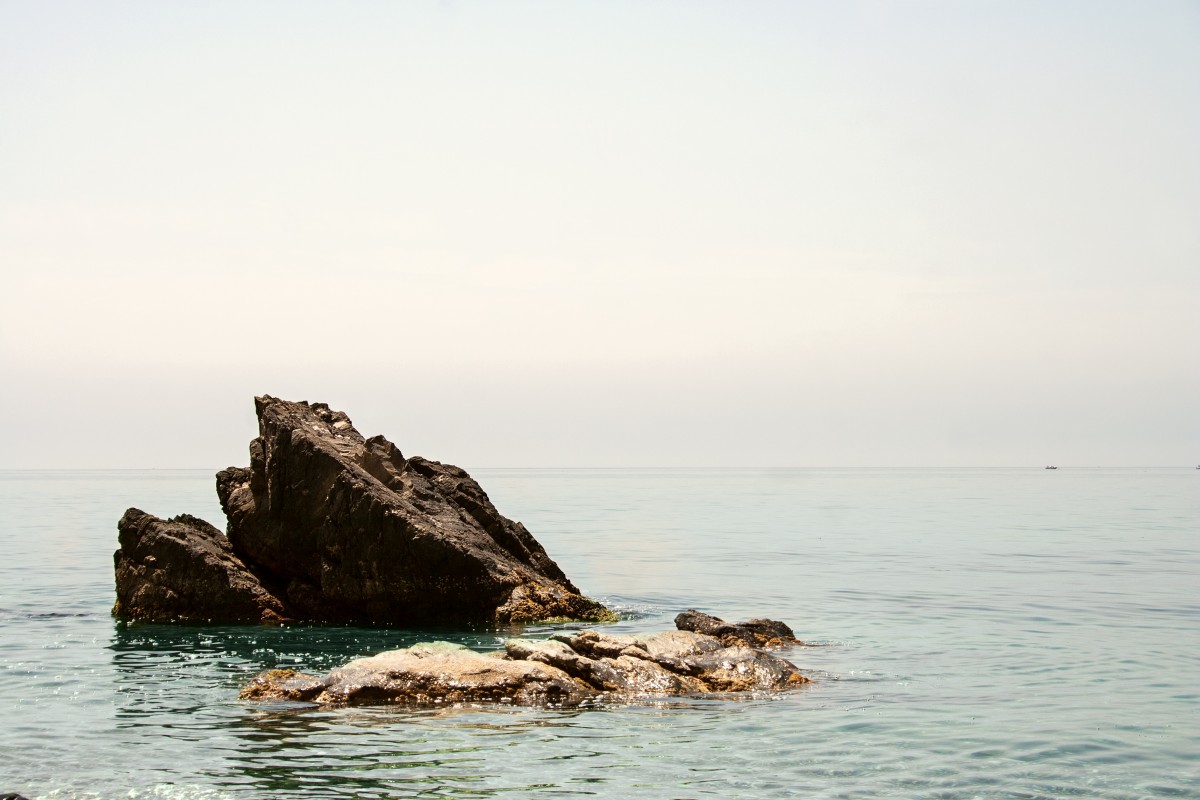 https://c.pxhere.com/photos/cd/0b/ocean_light_sky_outcrop_reflection_water_rock_outdoor-105799.jpg!d