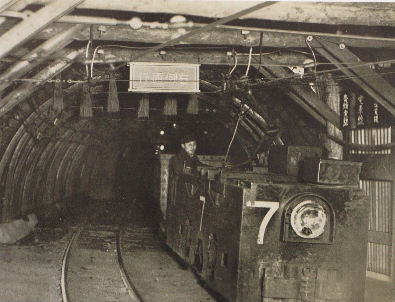 Transportation of coal using an electric locomotive