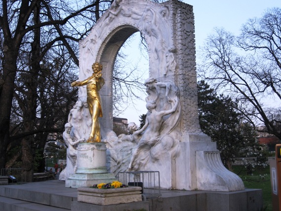 Памятник Иоганну Штраусу [А.Р.]