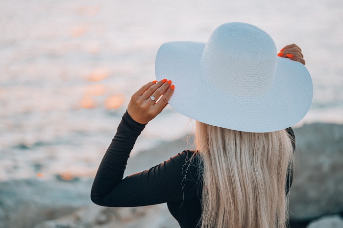  [ https://picjumbo.com/young-woman-in-white-hat-enjoying-evening-golden-hour-by-the-sea/]