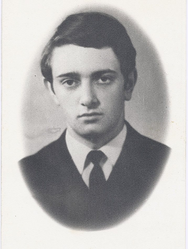 A person in a suit and tieAI-generated content may be incorrect.